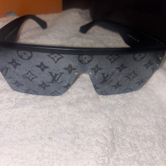 LV Black and Gray Monogram Shield Sunglasses - Picture 2 of 16